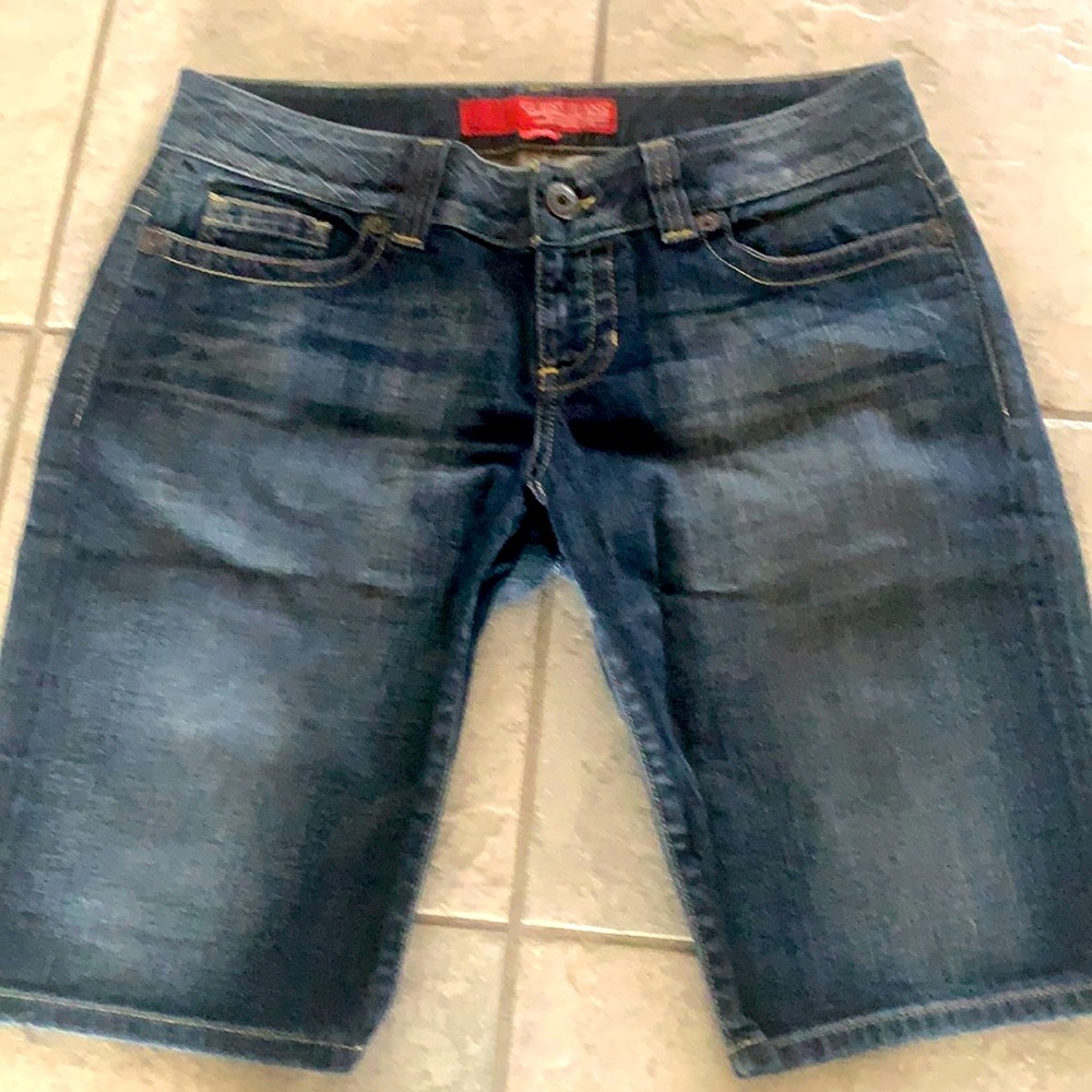 Guess NWOT Jean long shorts.  Wms Sz 32 waist with overall 21.5 length.